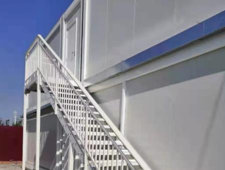 濟(jì)南章丘辛寨鎮(zhèn)工地住人集裝箱移動板房