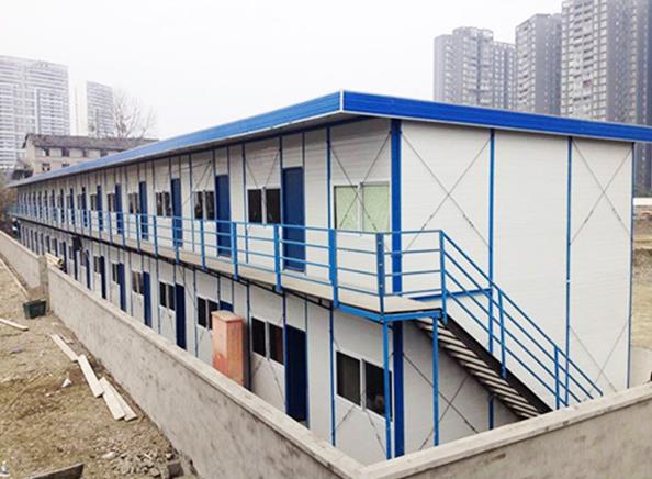 用彩鋼板搭建活動板房有什么優(yōu)勢？